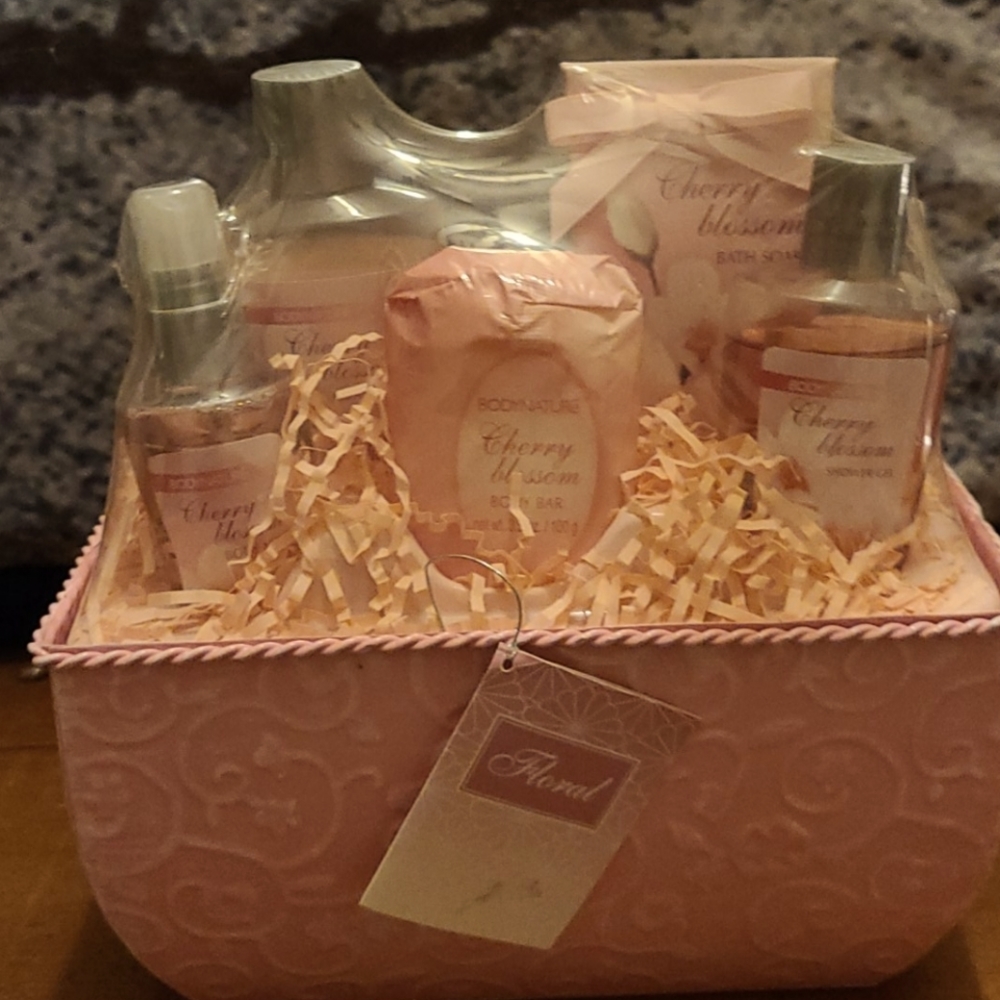 Body Nature  Shower/Bath Gift Set